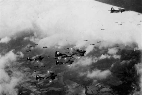 B-17 Flying Fortress Formation of the 381st Bomb group 533rd Bomb squadron | World War Photos