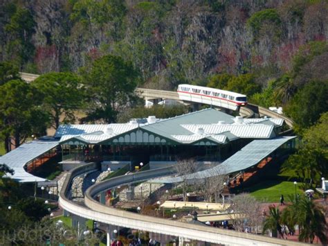 MAGIC KINGDOM MONORAIL STATION - Transportation Photos - Jud's Disney POTD