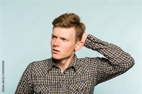 Stockfoto perplexed baffled confused man scratching head and looking ...