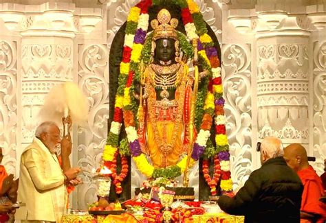 Ayodhya : Prime Minister Narendra Modi performs 'aarti' of Ram Lalla ...