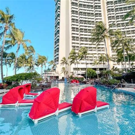 Family Traveller USA | Sheraton Waikiki family pool Waikiki Beach ...