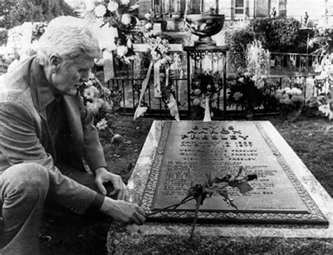 The Death of Elvis Presley - August 16th 1977 ~ Vintage Everyday