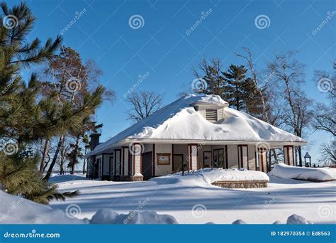 BEMIDJI, MN - 5 JAN 2020: Snow Covered Park Building on a Sunny Winter ...