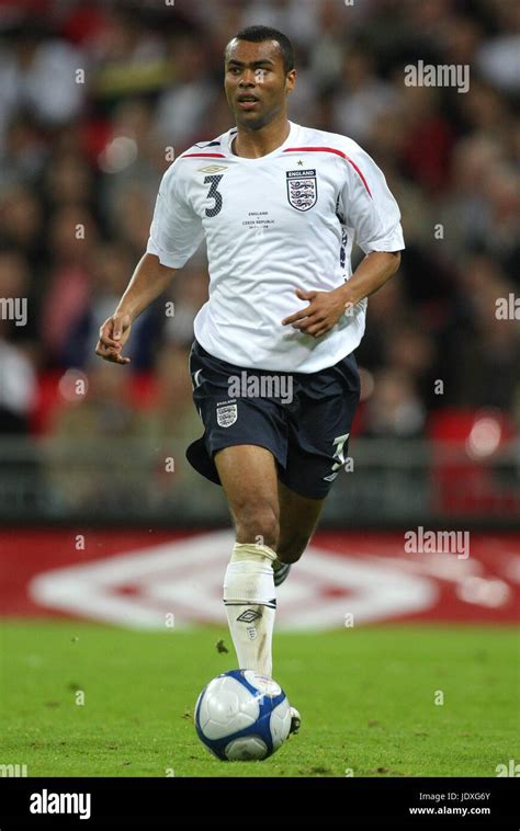 ASHLEY COLE ENGLAND & CHELSEA FC WEMBLEY STADIUM LONDON ENGLAND 20 August 2008 Stock Photo - Alamy