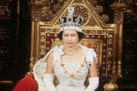 10 Koleksi Mahkota Ratu Elizabeth II yang Mewah dan Cantik