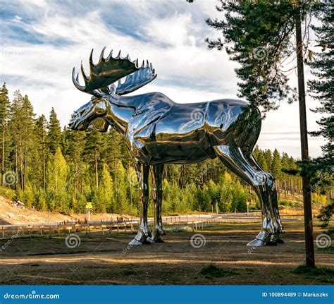 Rhe World`s Largest Moose Statue Editorial Stock Image - Image of brown ...