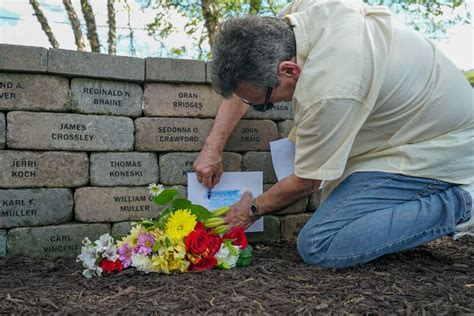 Flight 191 victims remembered by loved ones at ceremony on 40th ...