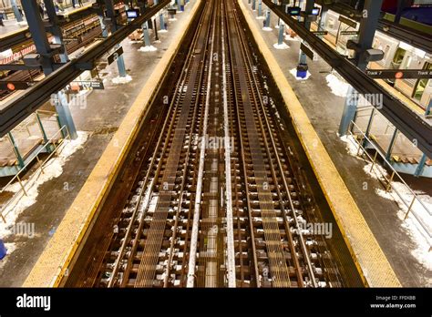 New york city subway third rail hi-res stock photography and images - Alamy