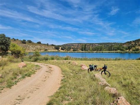 Monumento Natural Laguna del Arquillo por la Vía Verde de la Sierra de ...