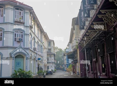 old mumbai streets view Stock Photo - Alamy