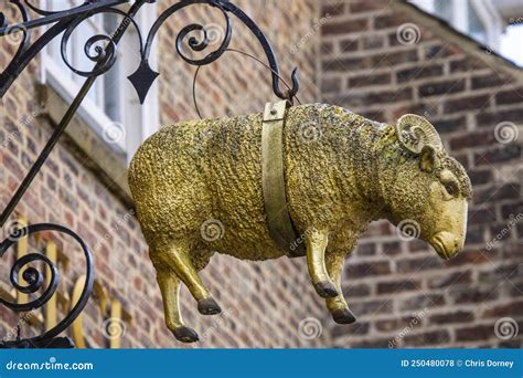 Golden Fleece Pub in Thirsk, North Yorkshire Editorial Stock Photo ...