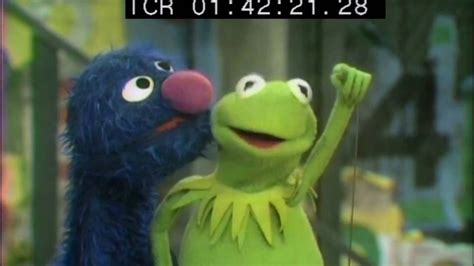 Sesame Street - Kermit and Grover draw a 'Q' - YouTube