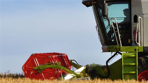 Which brands come top of the UK combine harvester market? - Agriland.co.uk