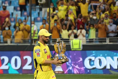 MS Dhoni with the IPL 2021 trophy | ESPNcricinfo.com