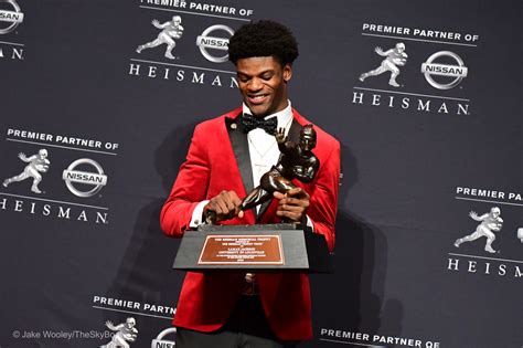 Lamar Jackson Wins 2016 Heisman Memorial Trophy