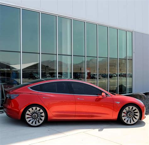 Tesla Model 3 Beliebteste Farbe / Tesla Model 3 Fussablage Aus Edelstahl Fussraum Im Model 3 ...