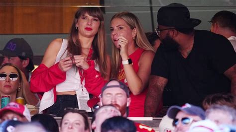 Taylor Swift cheers on Travis Kelce at Kansas City Chiefs game | CNN