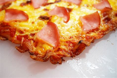 Bacon Crust Pizza - SavoryReviews