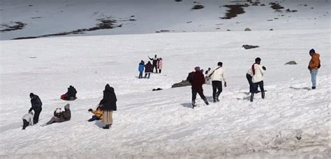 Chasing Kashmir Dream: Tourists Forge Their Own Snowy Trails – Kashmir ...