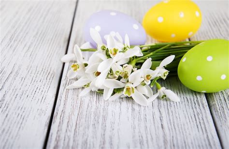 Premium Photo | Easter eggs and flowers