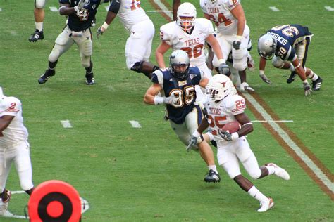 File:College football - Texas Longhorns vs Rice Owls - tailback Jamaal Charles rushing - 2006-09 ...