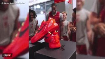 Watch: Vanessa Bryant gifts USC team new Nike Kobe sneakers - AS USA