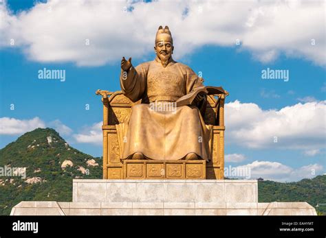 The giant golden statue of King Sejong the Great in Gwanghwamun Square, Seoul, South Korea Stock ...