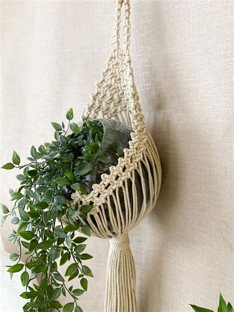 Macrame Plant Hanging | Macrame plant, Macrame plant hangers, Diy ...