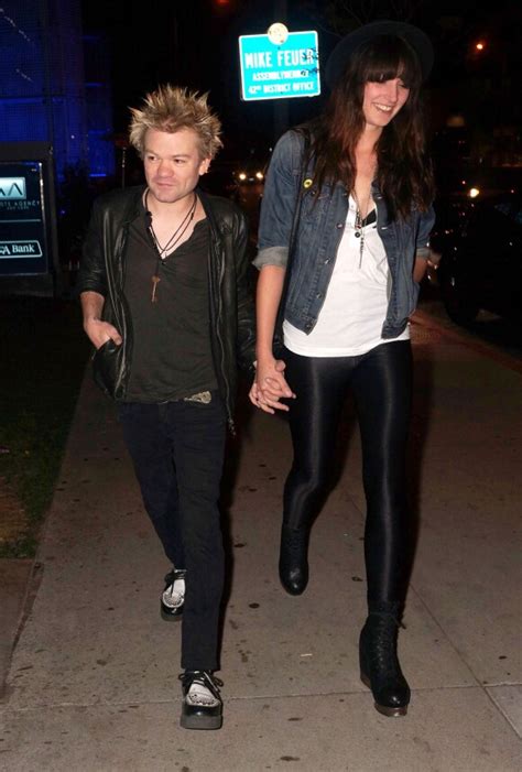 Photo : Deryck Whibley et sa nouvelle copine Ariana Cooper sortent du restaurant The Boa ...