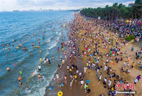 Nearly 200,000 enjoy dip at Haikou beach during Dragon Boat Festival - People's Daily Online