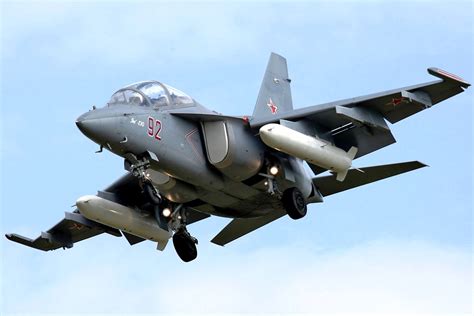 GAMBAR PESAWAT TERBANG: Jet Latih Tempur Yakovlev Yak-130 (Empat)