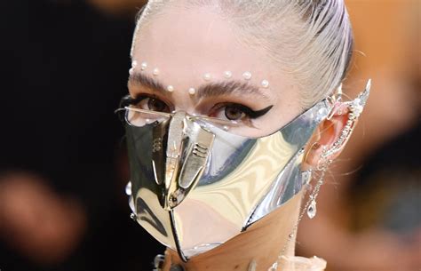 Grimes's Pearl Eye Makeup at the Met Gala 2021 | Met Gala 2021 ...
