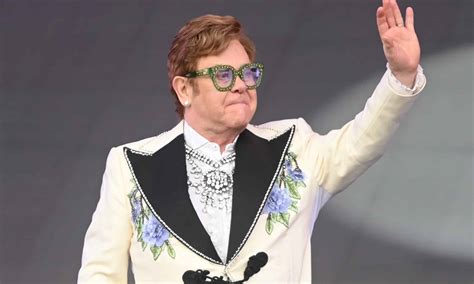 Elton John sings emotional tribute to the Queen after death