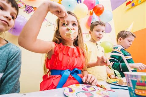 Free Photo | Kids eating delicious birthday cake