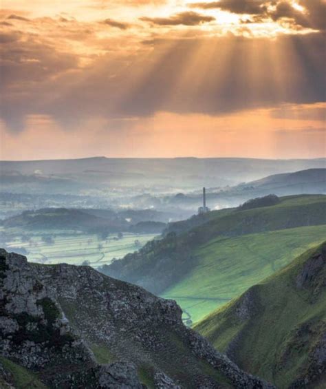 Winnats Pass, Derbyshire. (Image - Simon North). : r/britpics