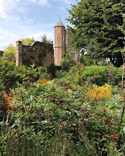 Sissinghurst Castle | Pretty places, Places to visit, Castle