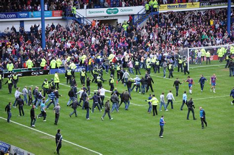 File:Crystal Palace fans pitch invasion to celebrate with players.jpg - Wikimedia Commons