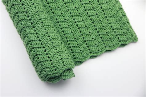 Easy-Peephole-Chevron-Baby-Blanket-Free-Crochet-Pattern-4 - sigoni macaroni