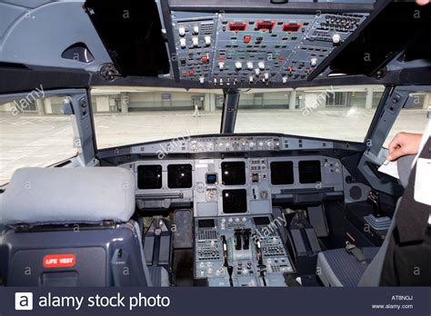 Airbus A320 Cockpit Stock Photos & Airbus A320 Cockpit Stock Images - Alamy