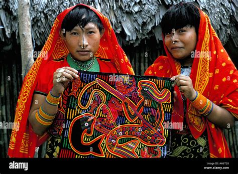 Two Cuna Kuna Indian women with mola textile San Blas Panama Central America Stock Photo - Alamy