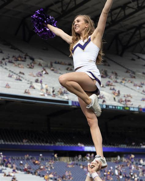 Washington Huskies cheerleader : r/cheerleaders