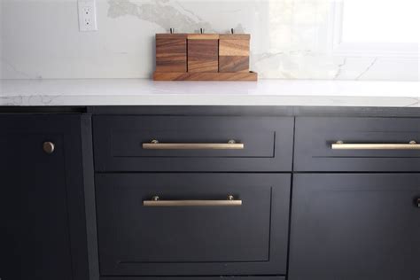 Knobs or Pulls on Kitchen Cabinets - Harlow & Thistle