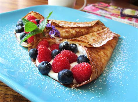 Let's eat......simple!: Honey-Cinnamon Crepes with Honey Yogurt n Berries