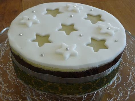 REVIEW: Waitrose Christmas Cake Kit 2013 and decorating inspiration ...