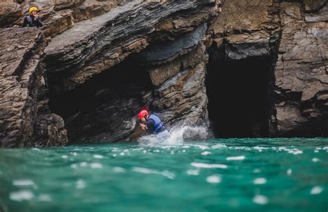 The Top 10 Coasteering Locations in the UK - adventuro