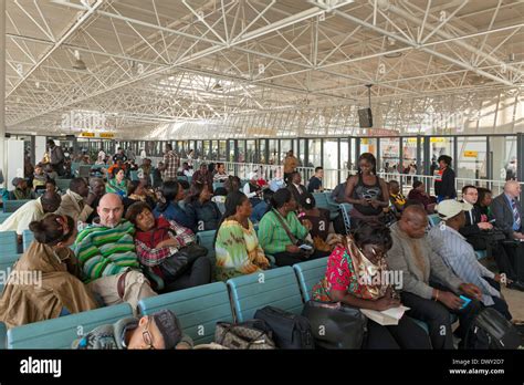 Passagiere warten am Bole International Airport in Addis Abeba, Äthiopien Stockfoto, Bild ...