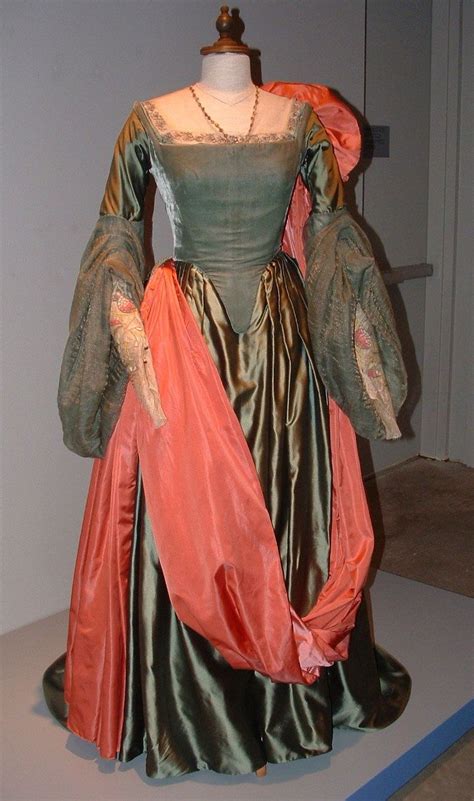 Elizabeth I movie costumes | Beautiful gown worn by Cate Blanchett in Elizabeth | Movie Costumes ...