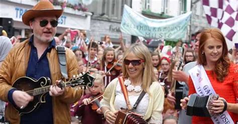 Galway Girl performance attracts more than 15,000 revellers - Ireland Calling