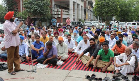 Truckers hold protest : The Tribune India