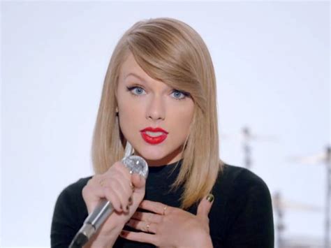 Taylor Swift Appears In New Apple Music Video - Geeky Gadgets